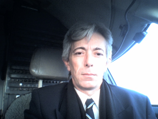 Eric dans le cokpit de son avion