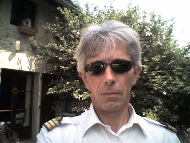 Eric dans le cokpit de son avion